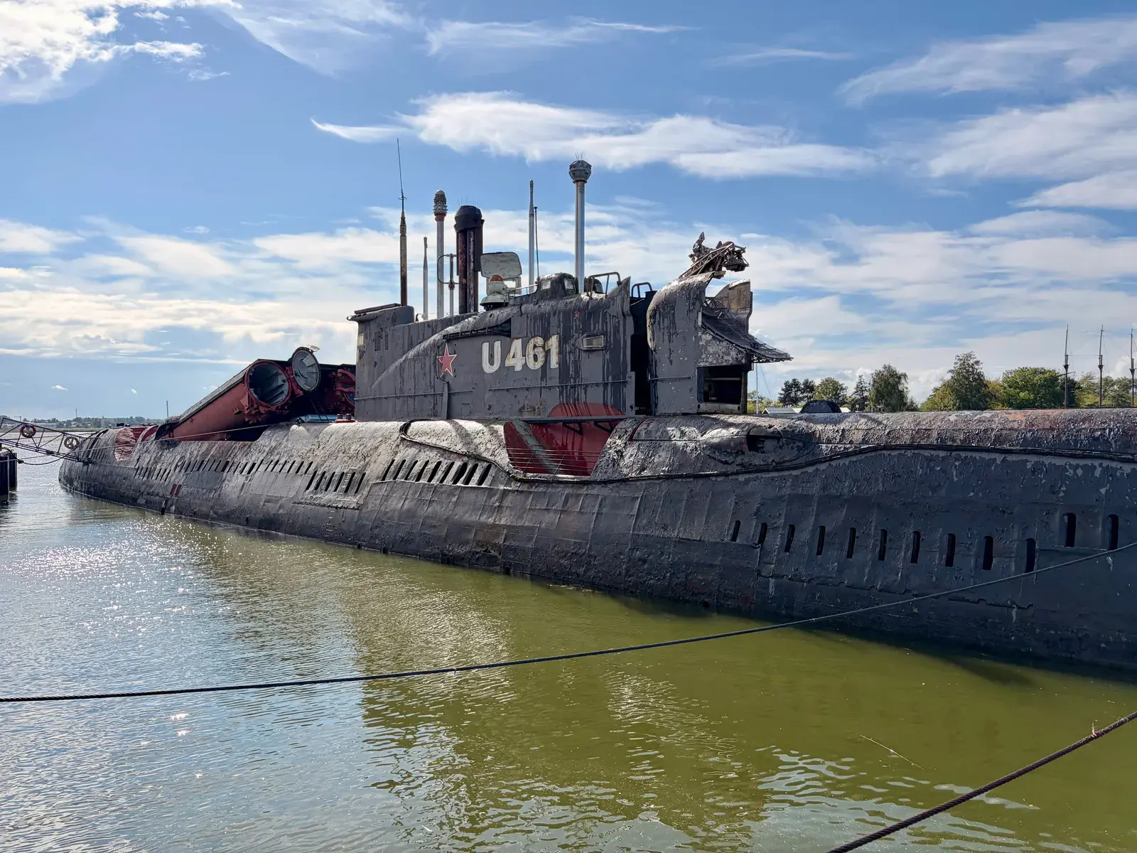 U-Boot U-461 im Hafen von Peenemünde vor blauem Himmel