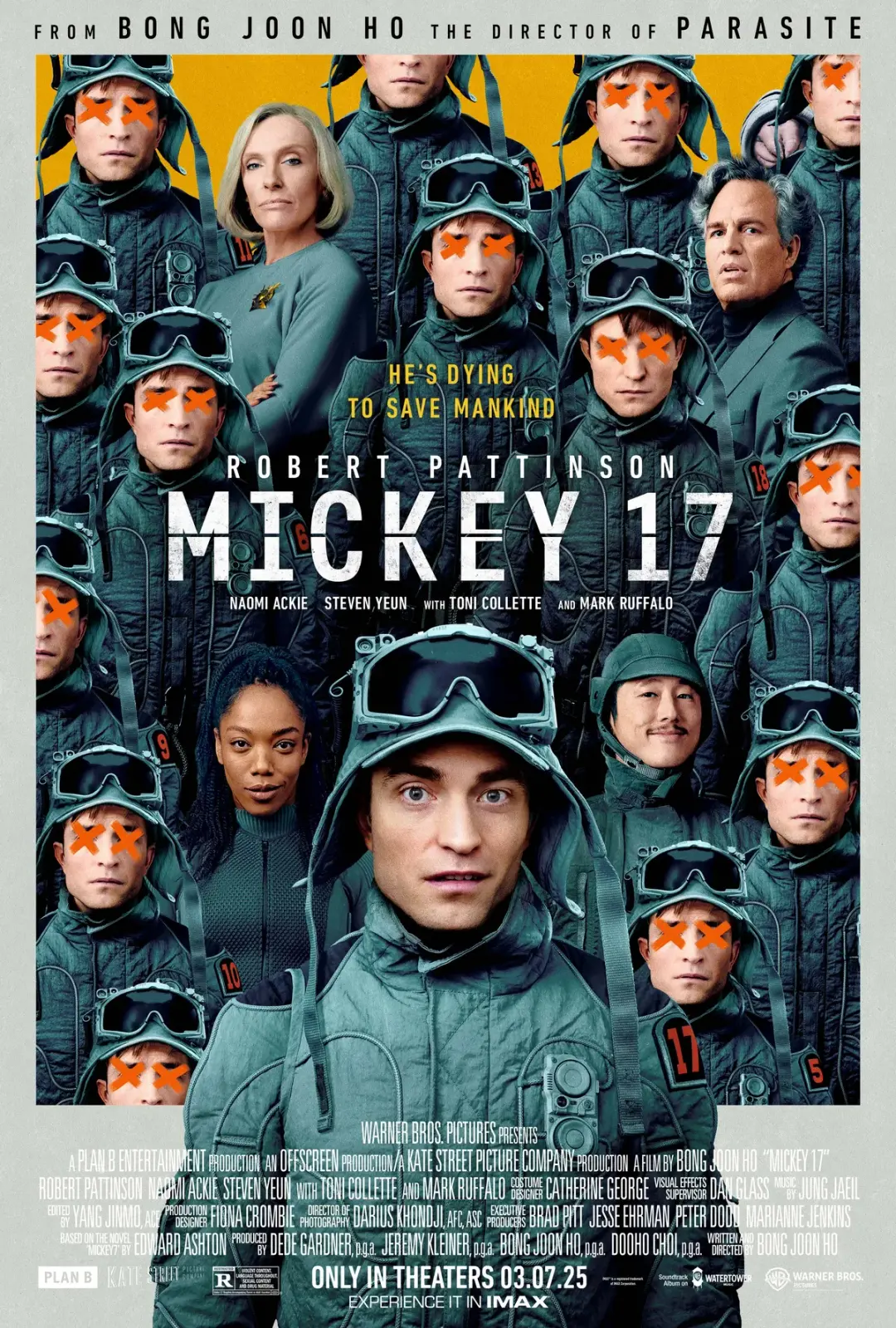 Der Filmplakat zeigt eine Gruppe von Personen in futuristischen Raumanzügen mit orangesichtigen Masken, die auf eine Mission vorbereitet sind. In der Mitte steht der Titel „Mickey 17“ und Informationen über den Regisseur und die Hauptdarsteller sind ebenfalls zu sehen.