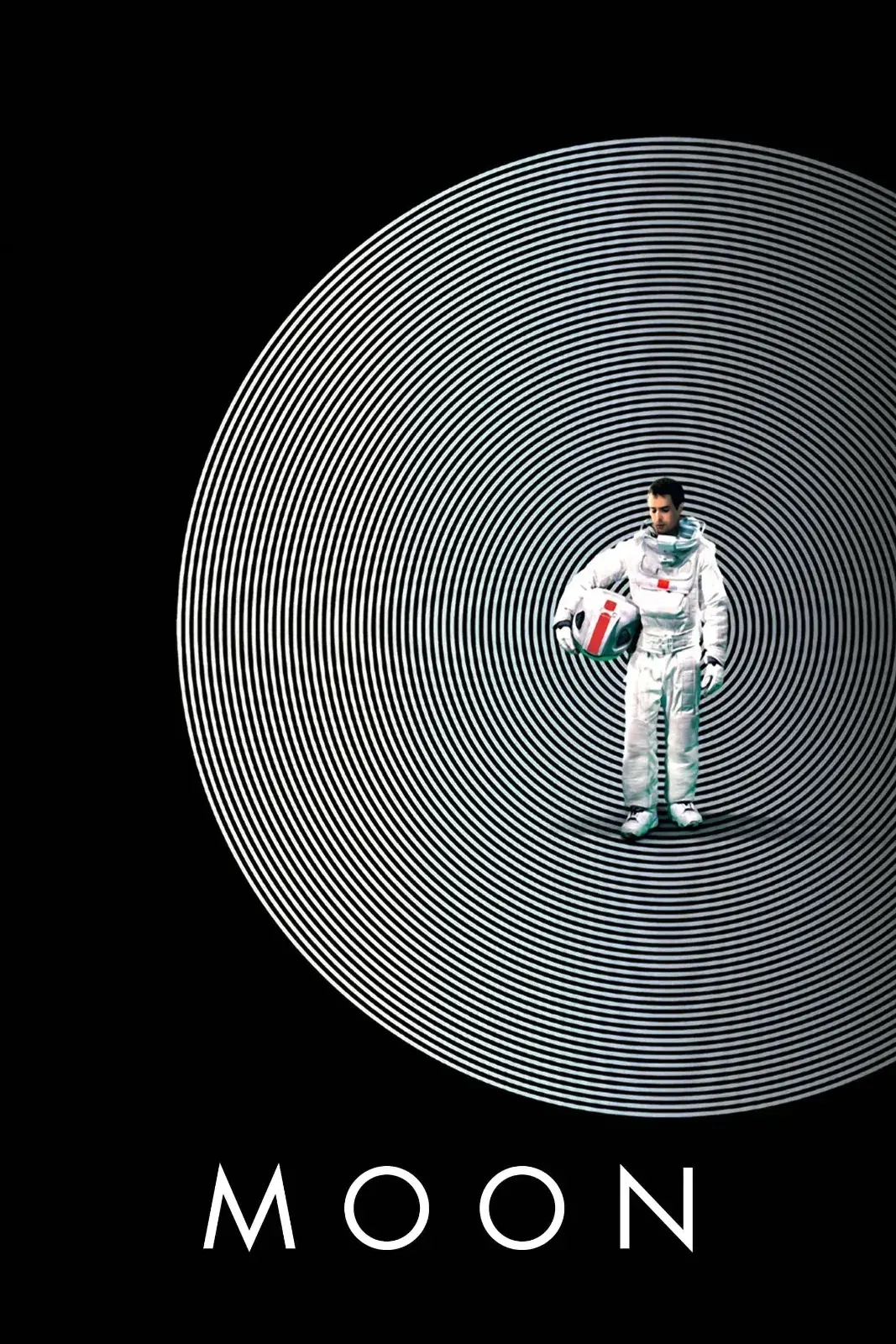 Filmplakat zu „Moon“ mit einem Astronauten im weißen Raumanzug, der seinen Helm hält. Hinter ihm sind konzentrische Linien auf schwarzem Hintergrund und der Titel „MOON“ zu sehen.