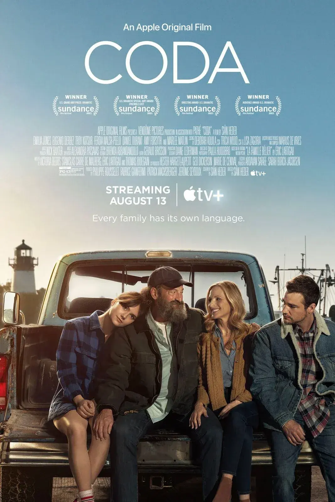 Das Poster zeigt vier Personen, die auf der Rückbank eines Pick-up-Trucks sitzen. Sie sehen lässig aus und lächeln, während sie den Blick in die Ferne richten. Im Hintergrund ist ein Leuchtturm und das Meer zu sehen. Der obere Bereich enthält den Titel des Films sowie Informationen über Auszeichnungen und das Streaming-Datum.
