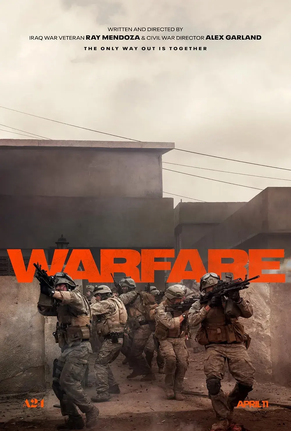 Eine Gruppe von Soldaten in militärischer Ausrüstung stürmt durch eine urbanen Umgebung, während sie ihre Waffen im Anschlag halten. Der Titel "WARFARE" in großen, auffälligen orangefarbenen Buchstaben steht oben, gefolgt von Informationen über den Autor und das Veröffentlichungsdatum.
