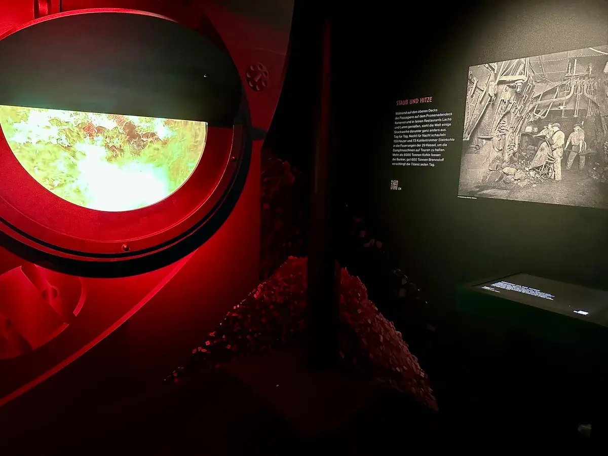 Die Öfen der Titanic mit einem Foto der Heizer.