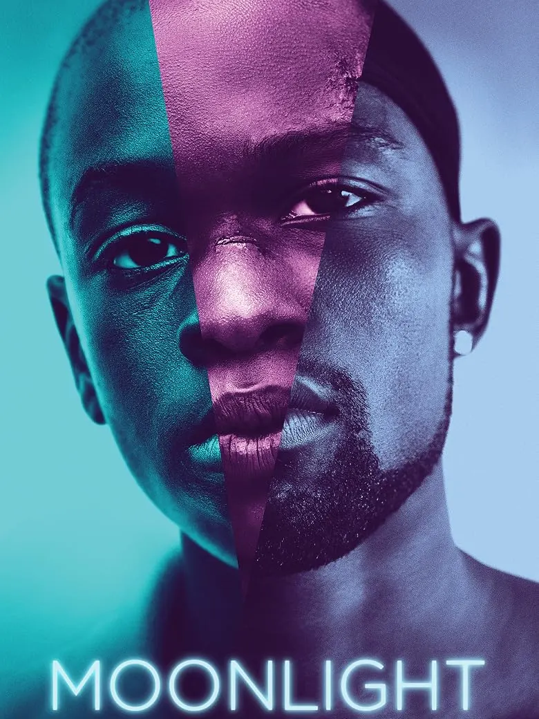 Filmplakat zu Moonlight mit dreigeteiltem Porträt eines schwarzen Mannes in türkis-violettem Licht und leuchtendem Filmtitel am unteren Rand
