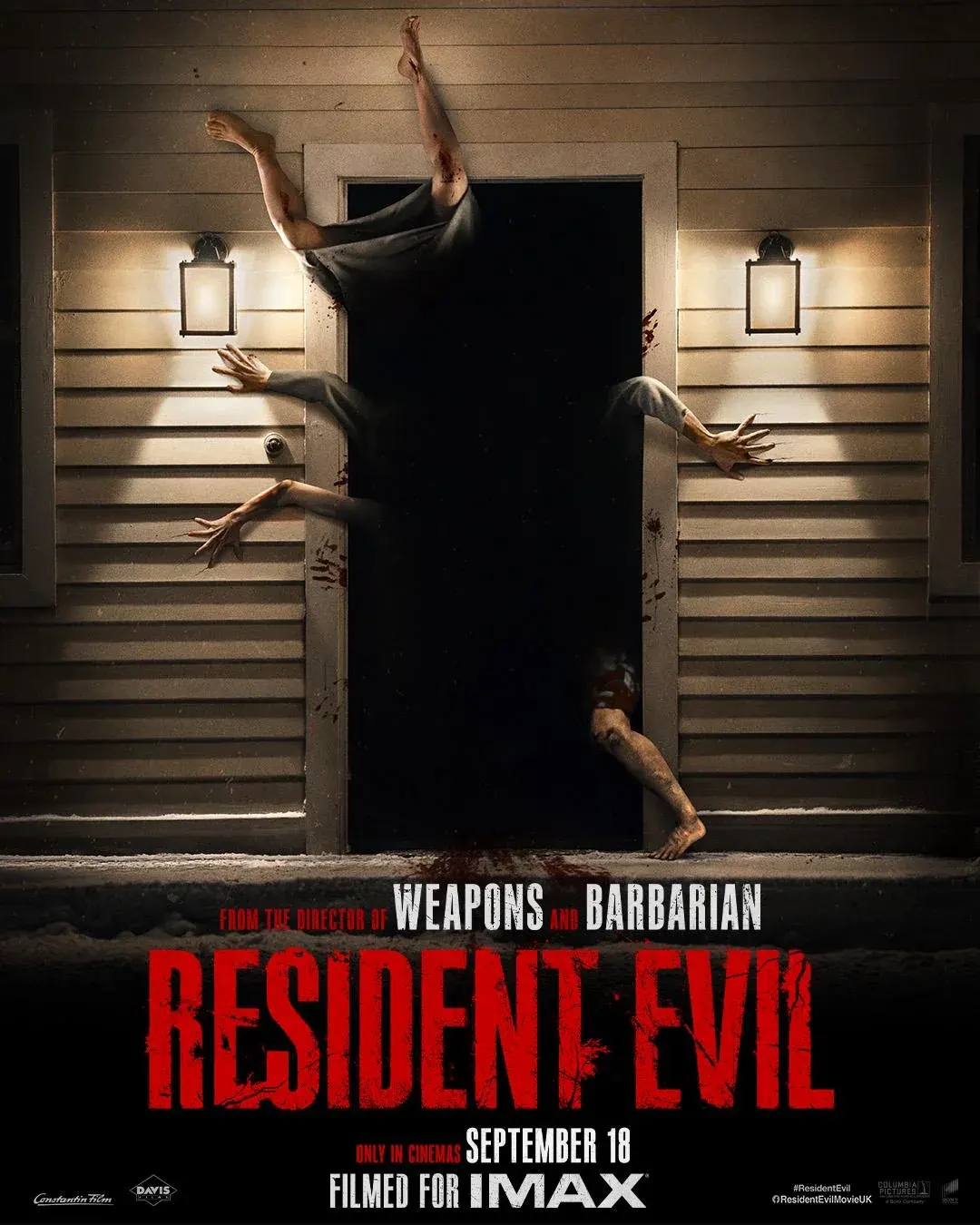 Filmposter zu Resident Evil mit dunkler Haustür, herausragenden blutigen Gliedmaßen und großem rotem Titeltext.