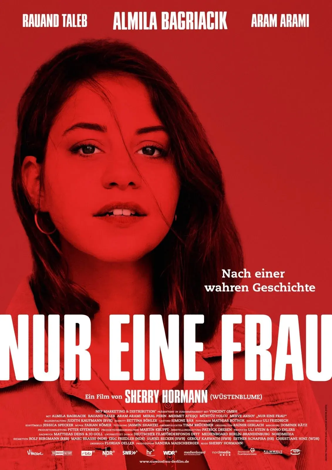 Rotes Filmplakat zu „Nur eine Frau“ mit Nahaufnahme einer jungen Frau, Darstellernamen oben und dem Hinweis „Nach einer wahren Geschichte“.