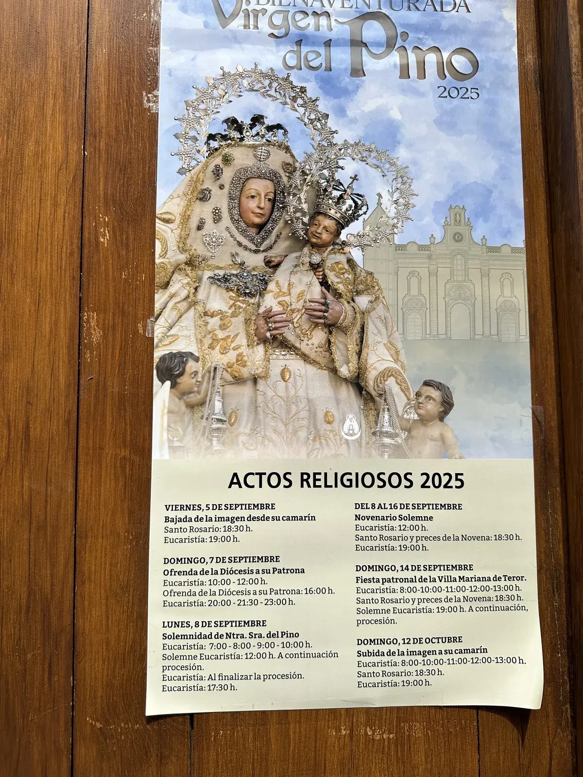 Ein religiöses Plakat auf Spanisch kündigt Veranstaltungen zu Ehren der Virgen del Pino für September 2025 an.