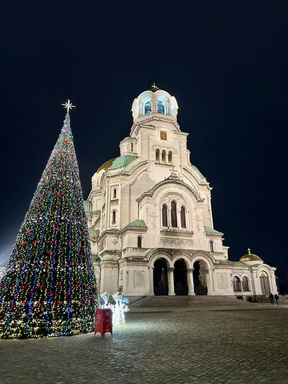 Schön beleuchtete Alexander-Newski-Kathedrale in Sofia mit einem festlich geschmückten Weihnachtsbaum