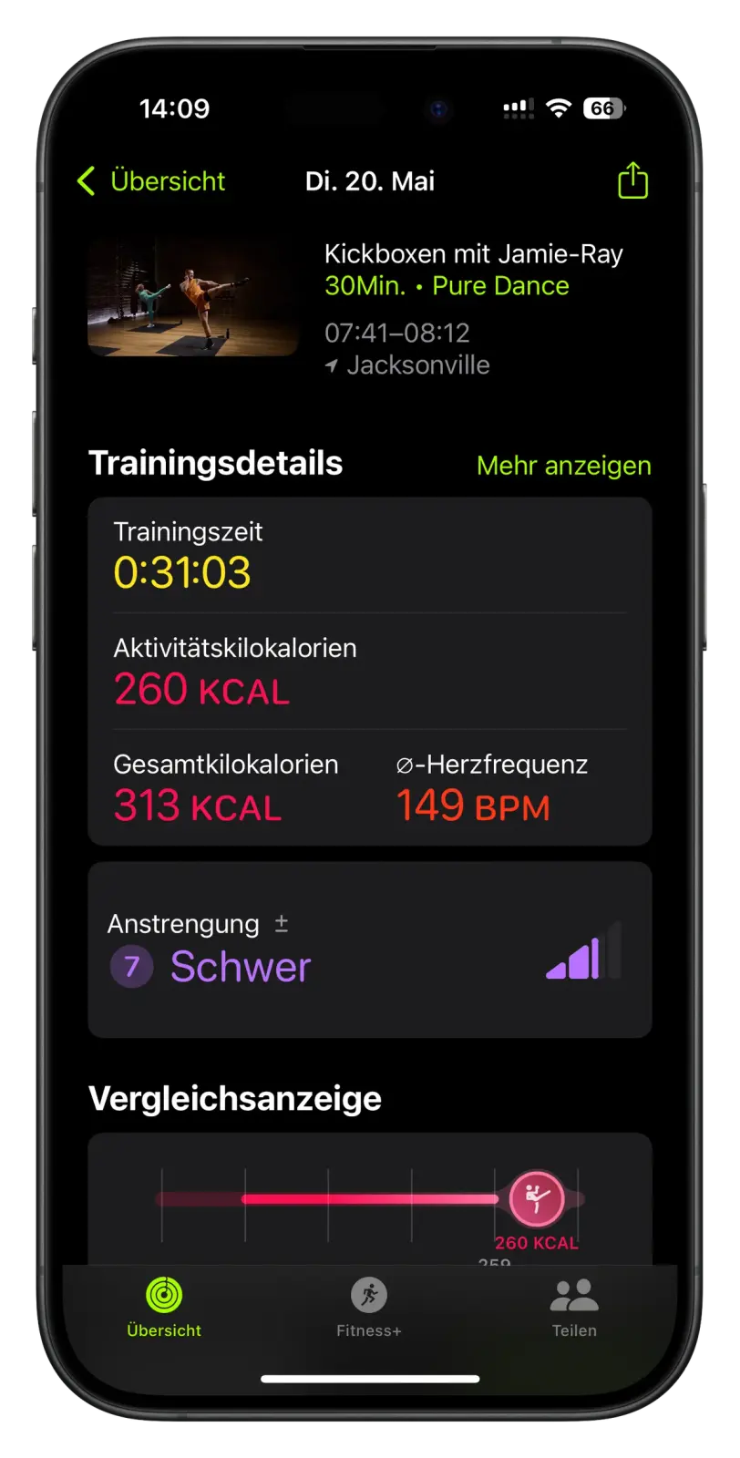 Die Fitness-App auf einem Smartphone zeigt Details eines 30-minütigen Kickbox-Trainings, einschließlich verbrannter Kalorien und Herzfrequenz.