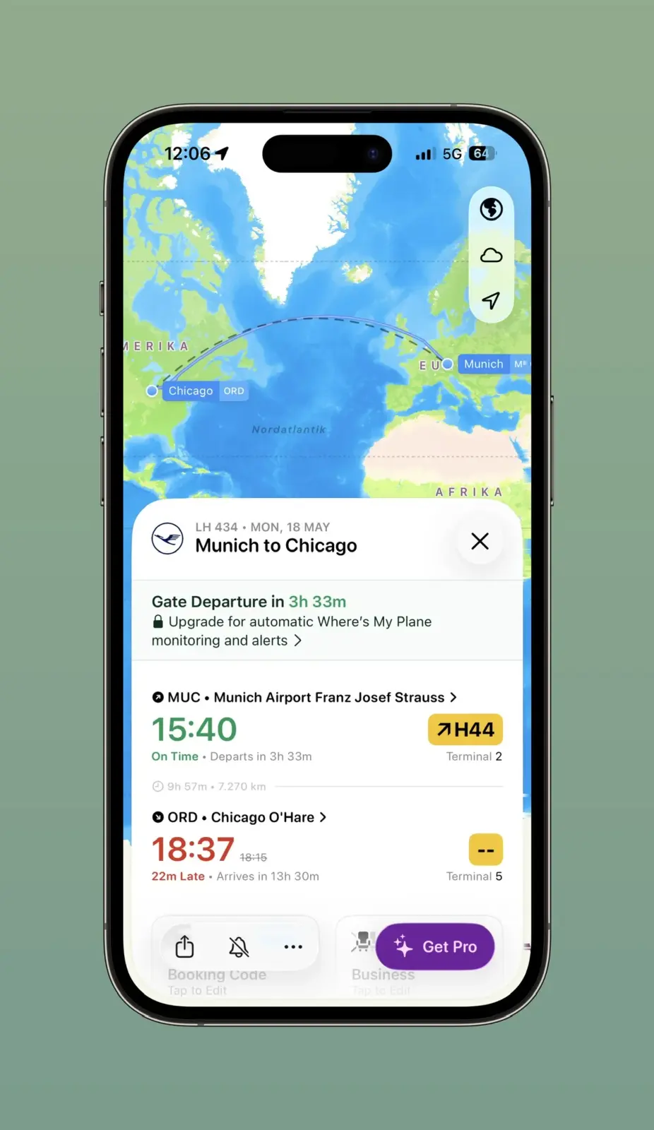 Ein Smartphone zeigt eine Kartenansicht mit einer Flugverbindung von München nach Chicago. Die Details des Fluges, einschließlich Abflug- und Ankunftszeiten sowie Gateinformationen, sind auf dem Bildschirm sichtbar.