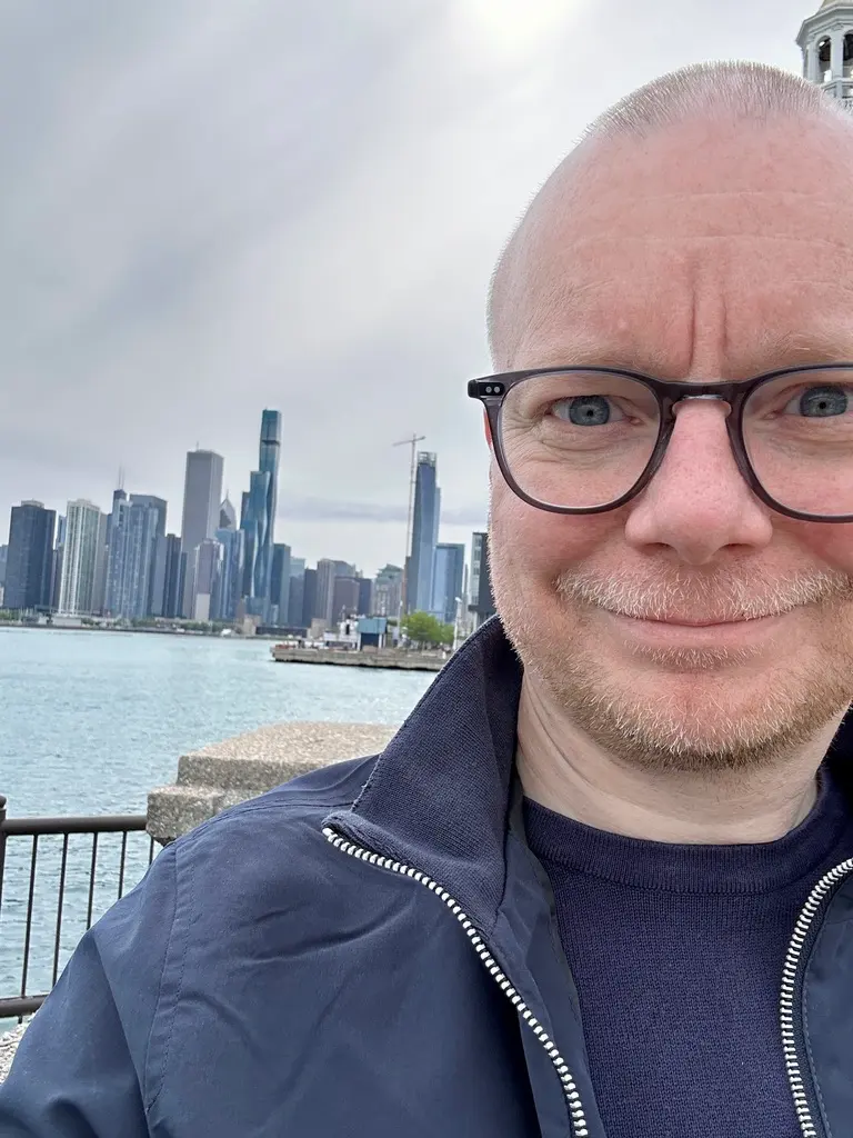 René Fischer vor der Skyline von Chicago