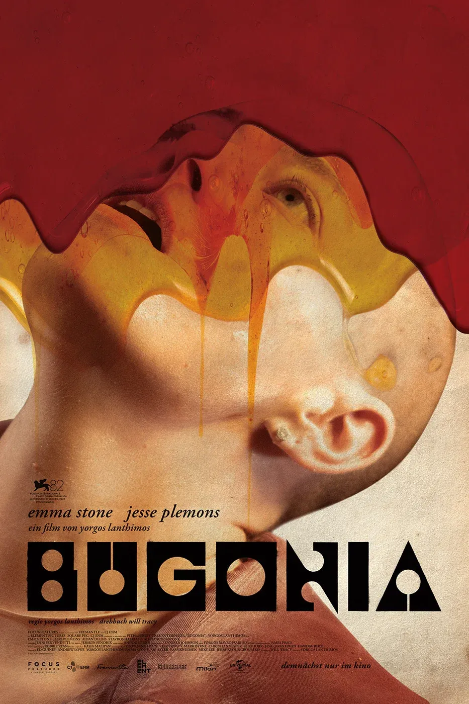 Ein surrealer Filmplakat mit einem extremen, leuchtend roten Hintergrund. Das Gesicht einer Person ist in einer nach hinten geneigten Position dargestellt, während eine gelbe Flüssigkeit über ihren Kopf fließt und die Augen verdeckt.