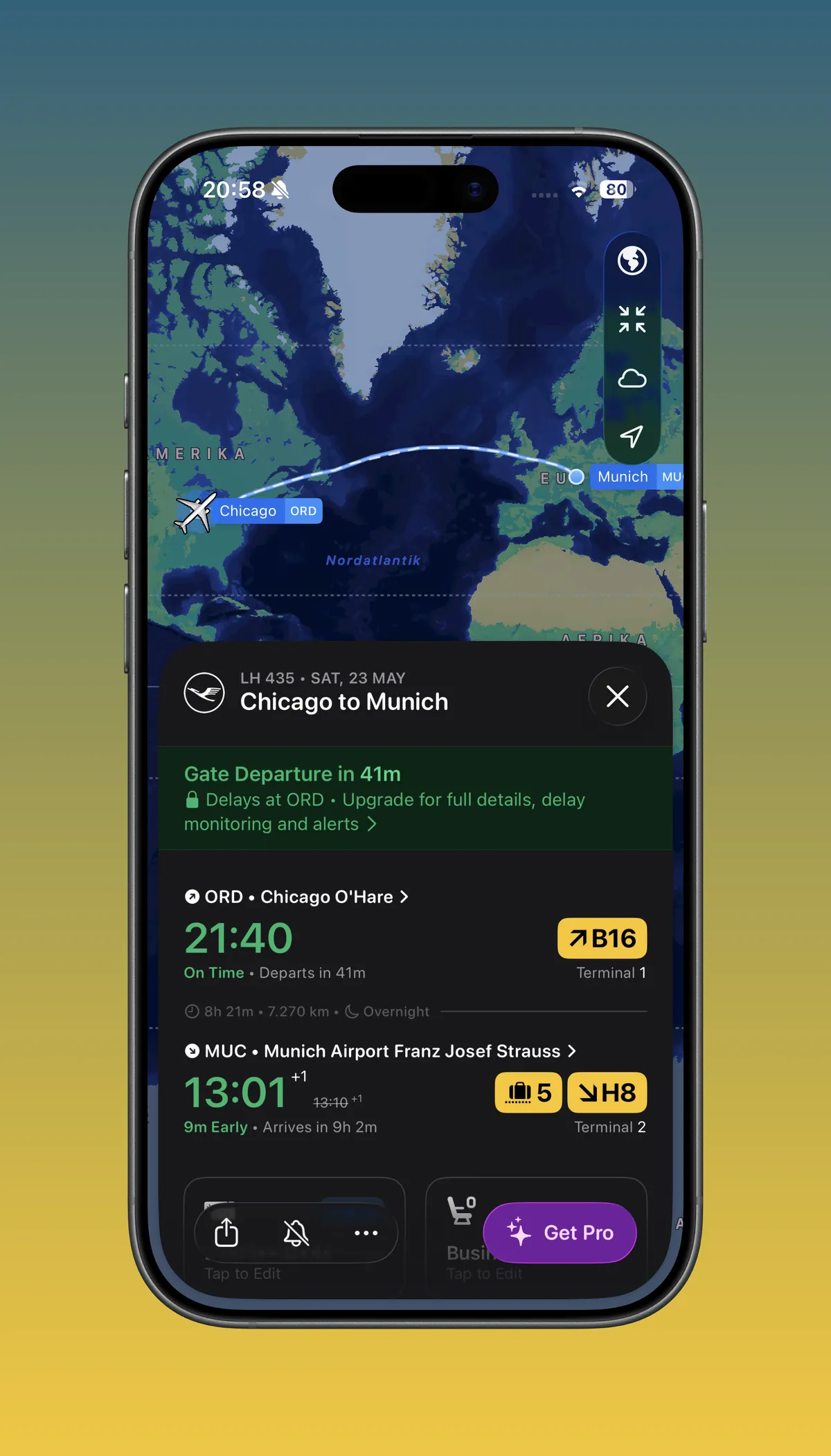 Die Anzeige zeigt einen Flug von Chicago nach München, einschließlich der Abfluginformationen für Chicago O'Hare und der Ankunftsinformationen für den Flughafen München. Es sind auch Kartenansichten und Details zu Abflugzeiten, Terminalnummern und Verspätungen zu sehen.