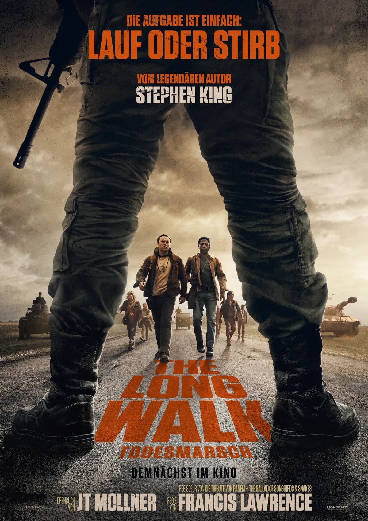 Das Poster zeigt eine düstere Landschaft mit mehreren Menschen, die auf einem langen, staubigen Weg gehen. Im Vordergrund stehen zwei Figuren mit Waffen, während im Hintergrund eine Gruppe von weiteren Personen zu sehen ist.
