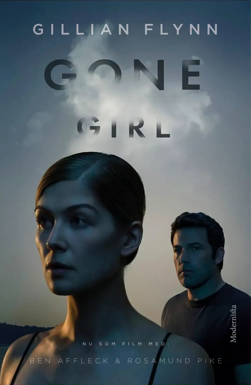 Filmposter zu „Gone Girl“ mit den groß dargestellten Gesichtern einer Frau und eines Mannes vor düsterem, wolkigem Hintergrund. Oben steht „Gillian Flynn“, in der Mitte der Titel „Gone Girl“.