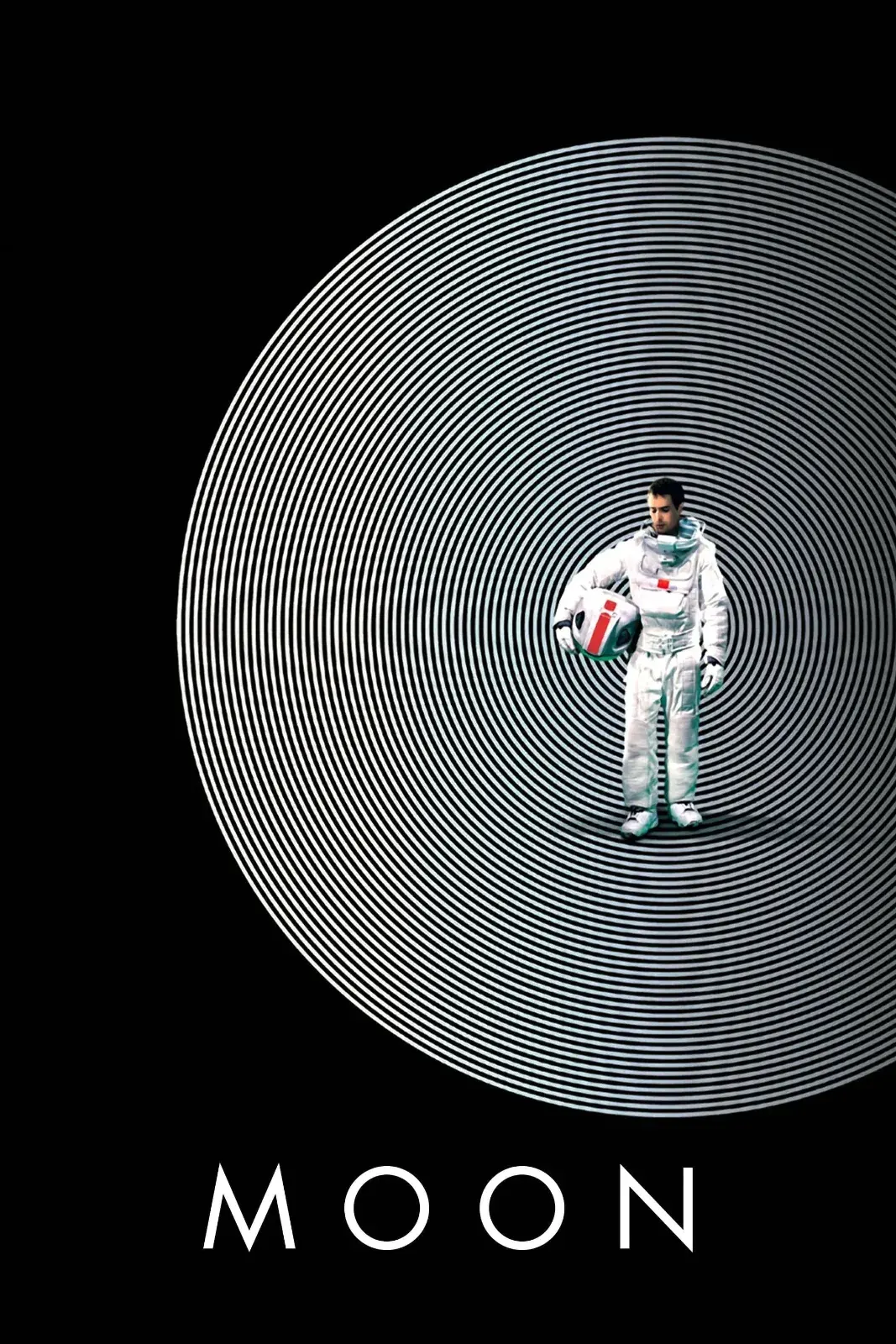 Filmplakat zu „Moon“ mit einem Astronauten im weißen Raumanzug, der seinen Helm hält. Hinter ihm sind konzentrische Linien auf schwarzem Hintergrund und der Titel „MOON“ zu sehen.
