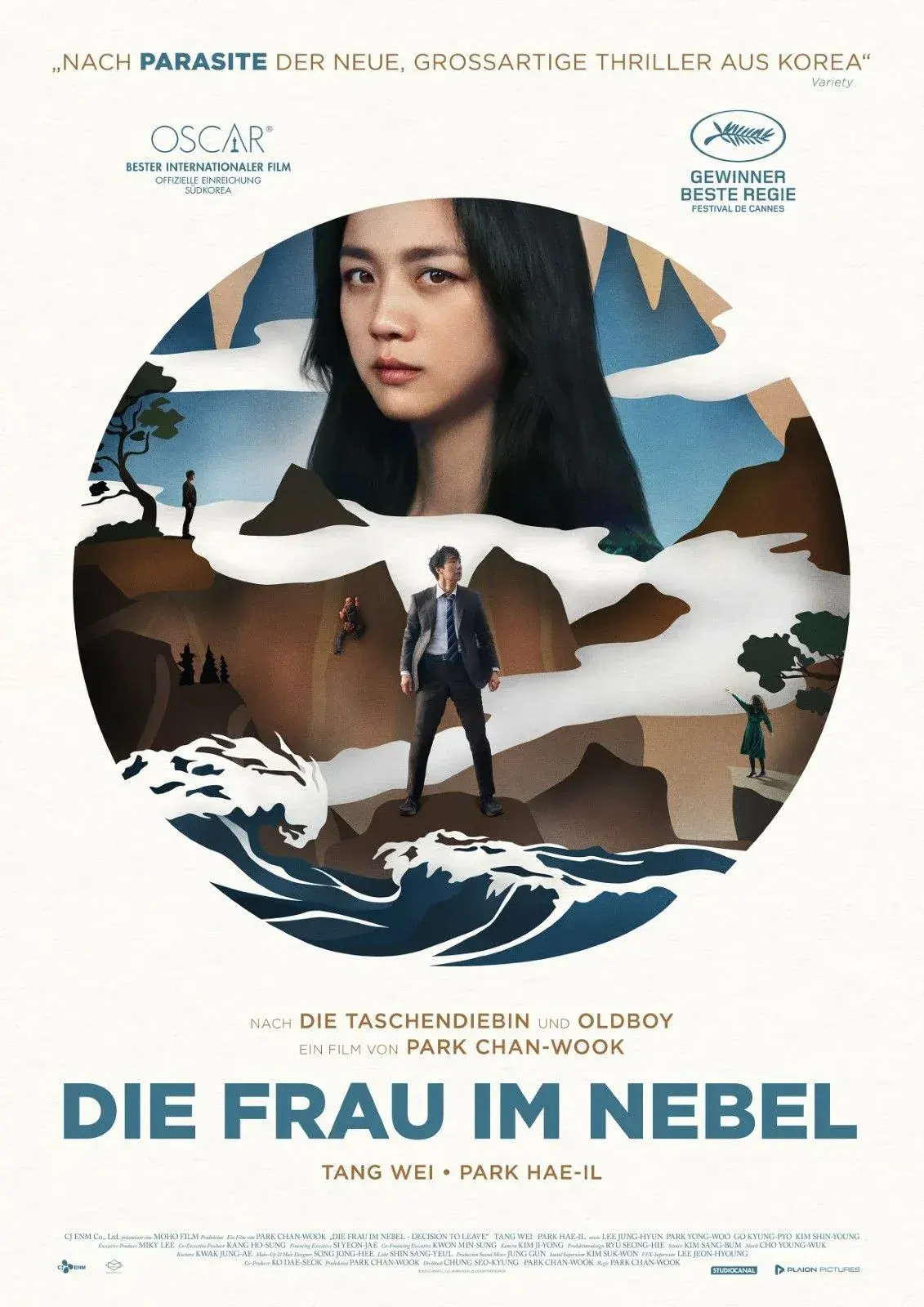 Filmplakat zu „Die Frau im Nebel“ mit einer stilisierten Berg- und Meereslandschaft, einer großen Frauenfigur im Hintergrund und einem Mann im Anzug im Vordergrund.