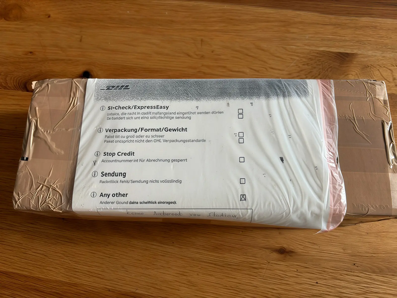 Die Rückseite von einem Paket, das auf die britische Insel gesollt hätte, aber mehrere Male zu mir zurückgekommen ist.